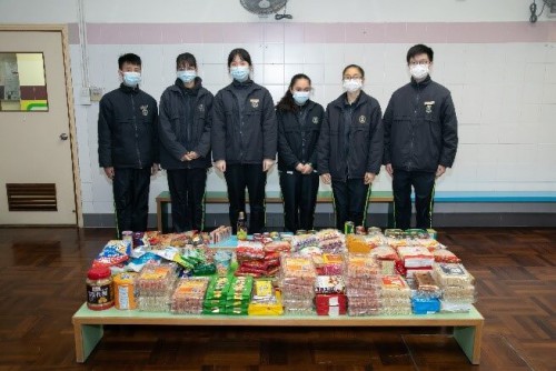 本校學生會同學每日為所收集的食物進行分類、點算及入箱
